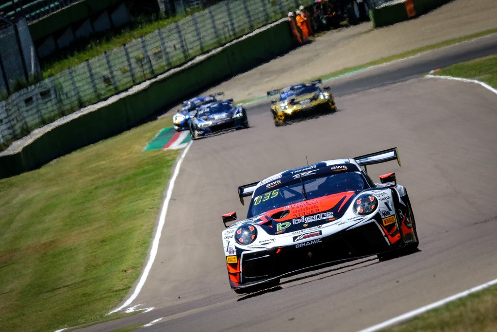 På den italienske Imola-bane kæmpede Mikkel O. Pedersen med om sejren i Silver Cuppen ved sæsonpremieren for GT World Challenge Europe.
(Foto: SRO / Dirk Bogaerts Photography)